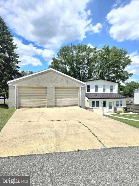 Building Photo - 825 Maple Ave