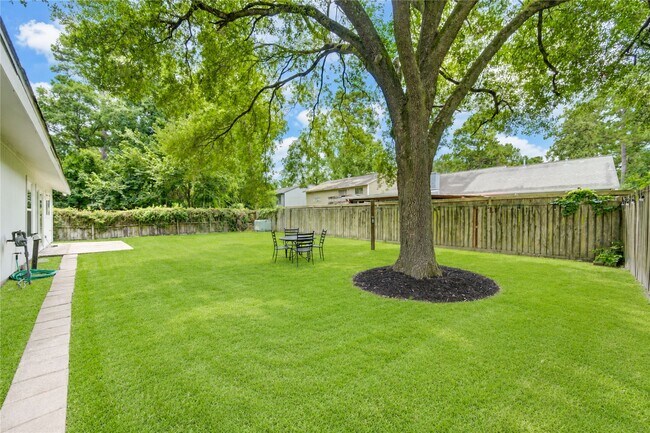 Building Photo - 2114 River Village Dr