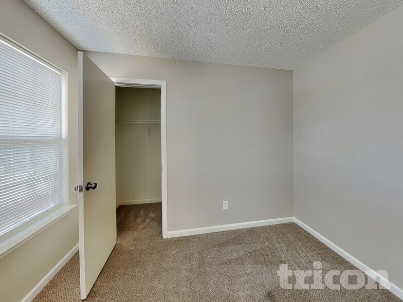 Building Photo - 535 Railway Pl SW