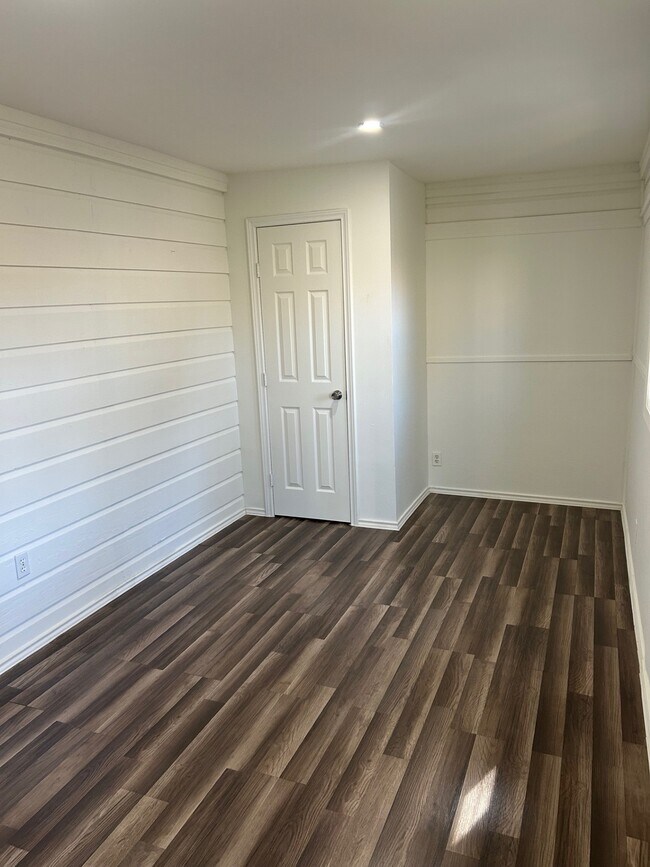 Building Photo - 1922 Vassar St