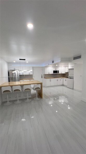 Building Photo - 9686 Fontainebleau Blvd