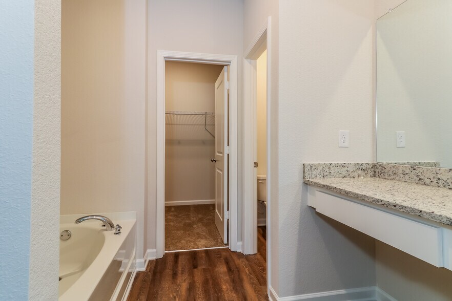 Building Photo - 3281 Bridgewood Dr