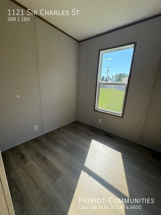 Building Photo - 1121 Sir Charles St