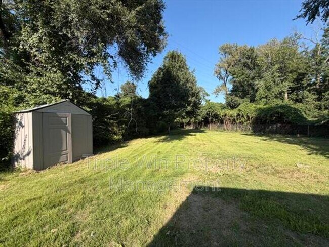 Building Photo - 1570 Mendell Dr