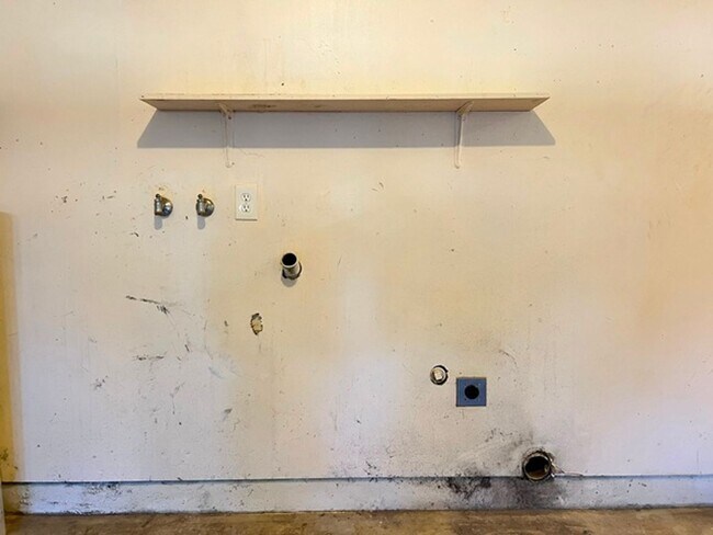 Building Photo - 1274 E Santiam St