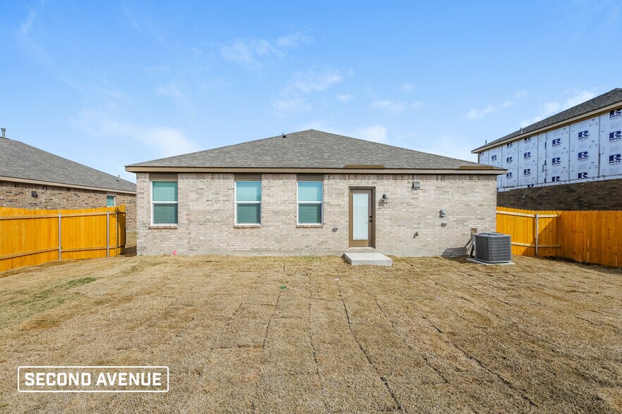 Building Photo - 2009 Meadow Dr