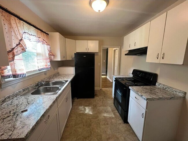 Building Photo - Charming Home with Front & Rear Porches overlooking large yard!!