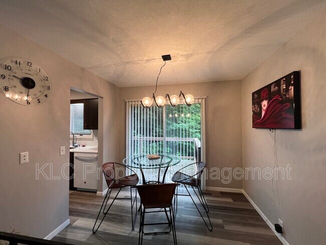 Building Photo - 3805 Maquoketa Dr