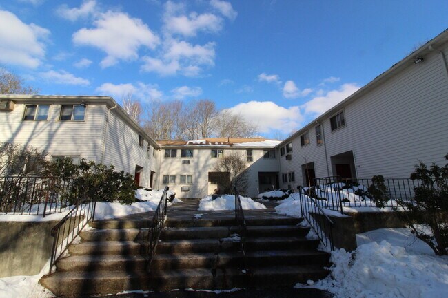 Building Photo - 207 Village Dr