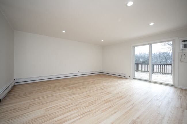 Building Photo - 14 Deane Pl