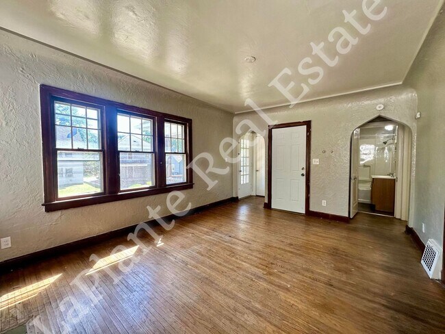 Building Photo - 2019 Kensington Rd