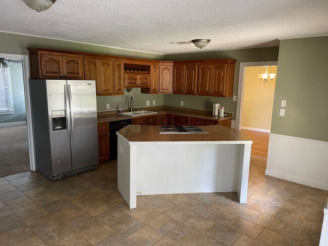 Building Photo - Broadmoor Home, 3 Beds, 2 Baths