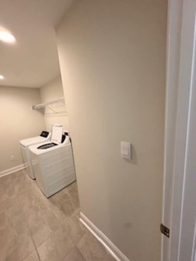 Building Photo - 117 Alva Ct