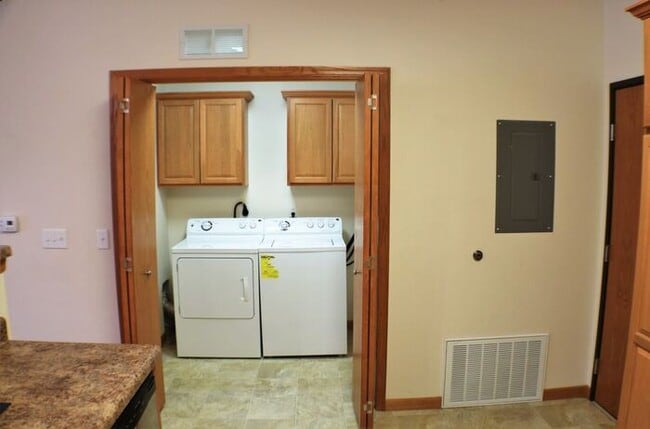 Building Photo - $1,305 | 2 Bedroom, 2 Bathroom | PET Frien...