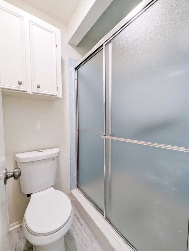 Building Photo - Newly Remodeled 3 bed/ 2 bath home in Coun...