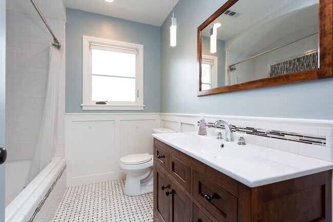 Building Photo - Loma Portal Craftsman with Views