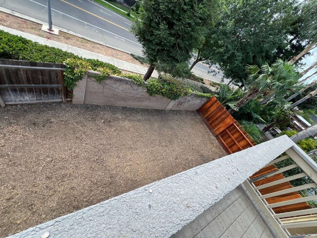 Building Photo - "Spacious 4-Bedroom Haven in Merced with 3 Full Baths & Elegant Granite Countertops!"