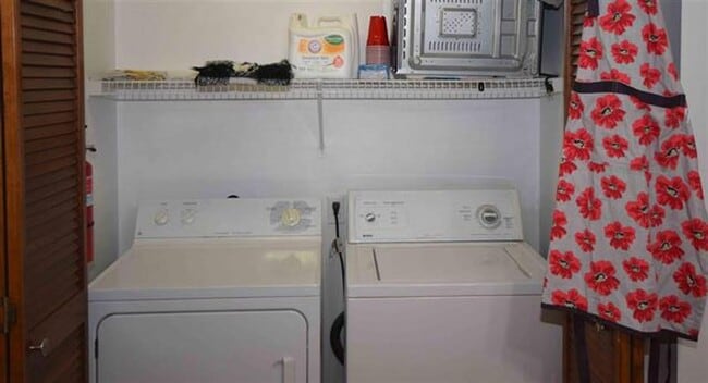 Building Photo - AUGUST 1ST, 2026.  2 Bedroom condominium on Iowa City West Side