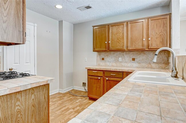 Building Photo - 2010 Hickory Glen Dr