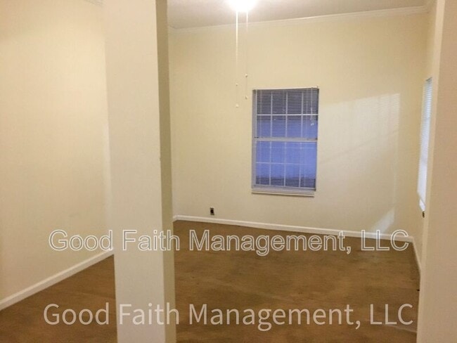 Building Photo - 313 W 11th St