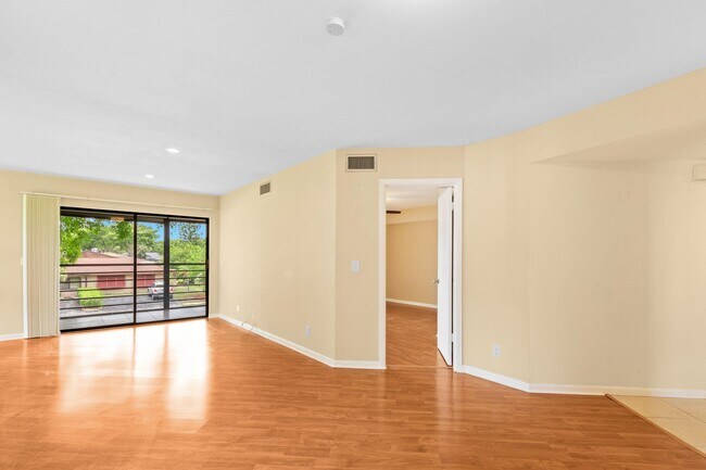 Building Photo - 5040 Rose Hill Dr