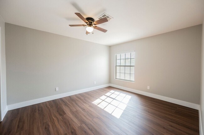 Building Photo - Fully Remodeled 3-Bedroom Townhome