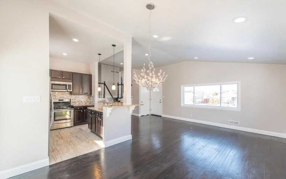 Living room, kitchen, dinning room - 3327 Essex Rd