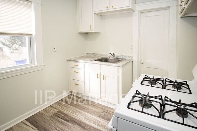 Building Photo - Beautifully renovated 2 bedroom downstairs...
