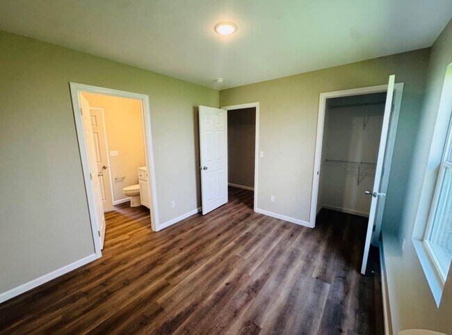 Building Photo - 2 bed, 1.5 bath Townhouse