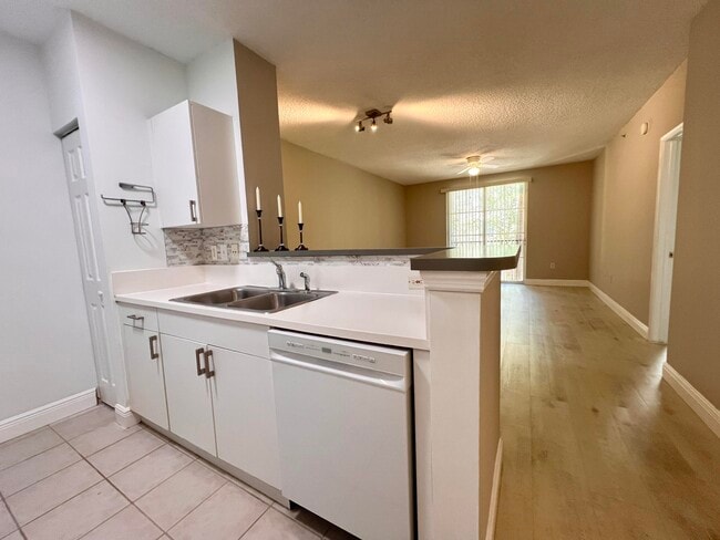 Building Photo - 630 S Sapodilla Ave
