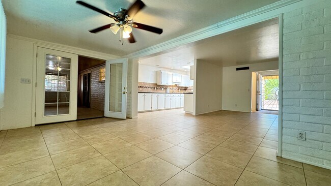 Building Photo - Eastside (Kolb and Stella) 5 bedroom house with a pool and large yard!