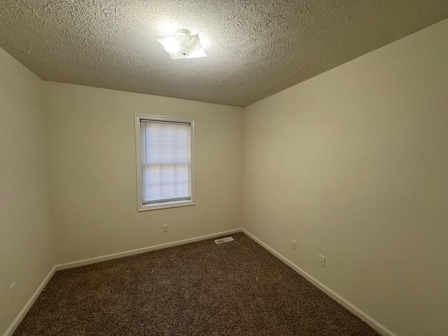 Building Photo - Affordable 3 Bedroom in Bedford