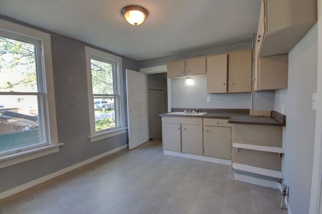 Building Photo - 2 Bed Home