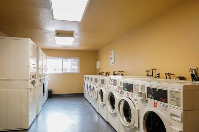 Building Photo - Gated Community 2 Bedroom 2 Bath Condo