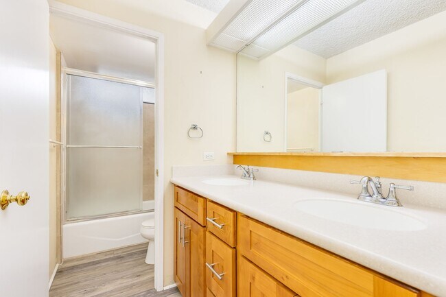 Building Photo - 2 bedroom 1 bath condo in Pearl 1 with 1 covered parking