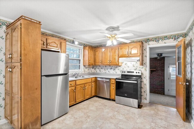 Building Photo - 3 Bedroom 1 1/2 Bath Home For Rent Near Madison Street!