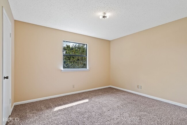 Building Photo - 1502 Suburbia Dr