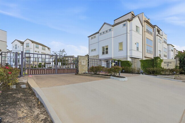 Building Photo - 819 Algona Ave