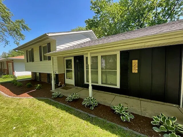 Building Photo - 1207 Sandburg Dr