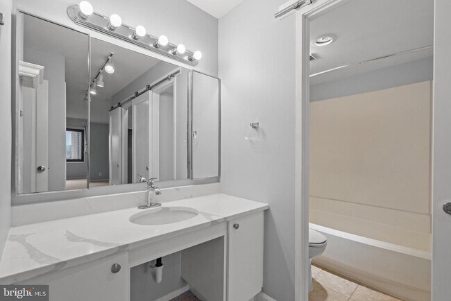 Building Photo - 307 Yoakum Pkwy