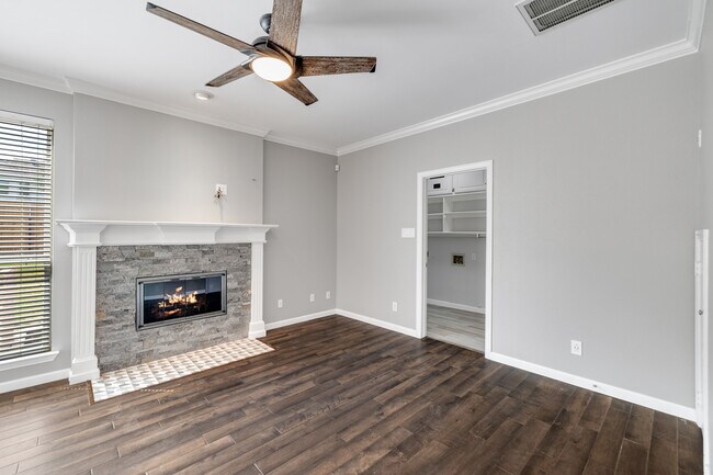 Building Photo - 1109 San Saba Dr