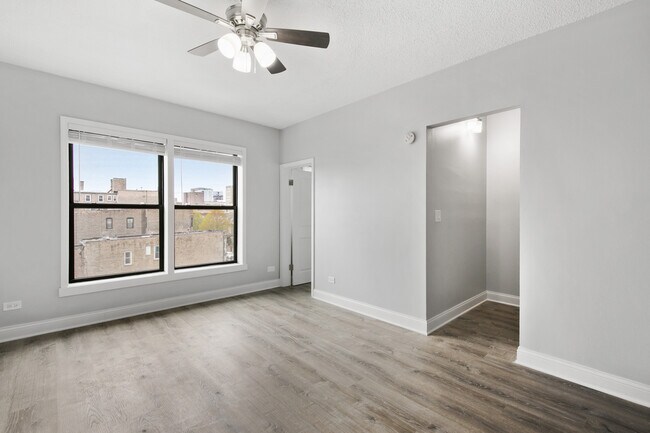 Building Photo - 4520 N Clarendon Ave