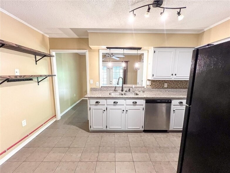 Building Photo - 953 Dickenson Ave