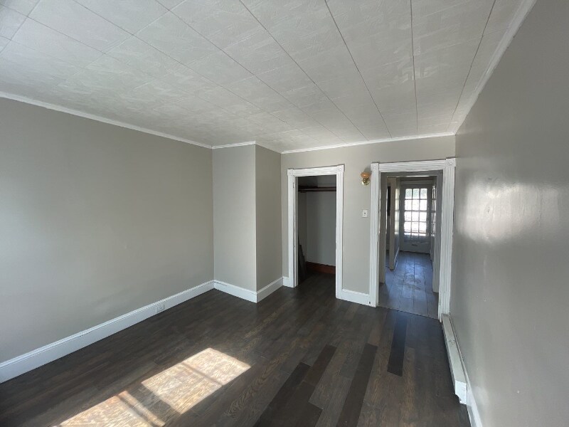 Building Photo - 582 Sunbury St