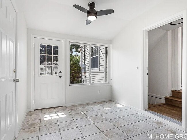 Building Photo - Lovely 3 Bedroom North East Grand Rapids