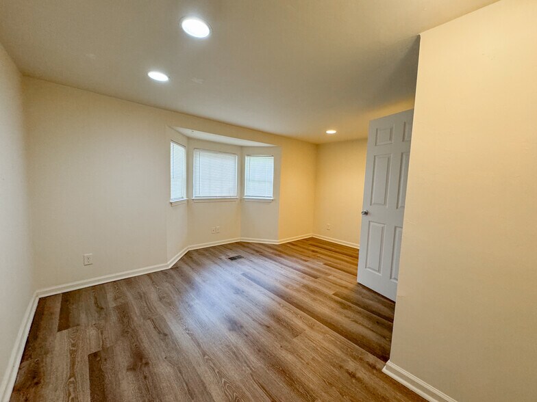 Building Photo - 1654 Mayhew St