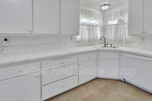 Building Photo - 518 N Carousel Pl