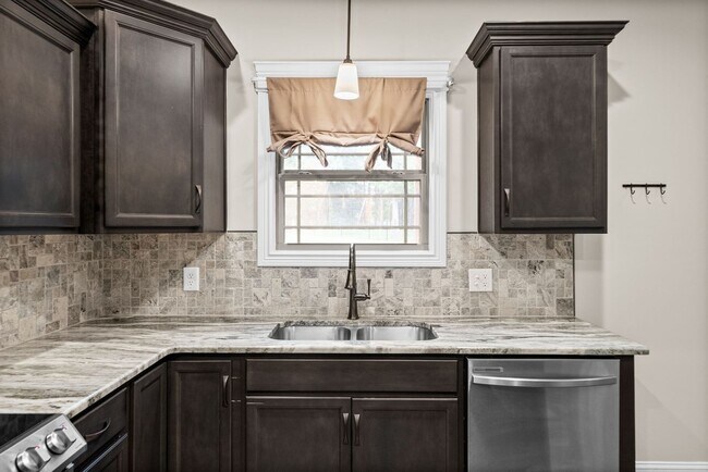 Building Photo - Pet Friendly Four Bedroom!