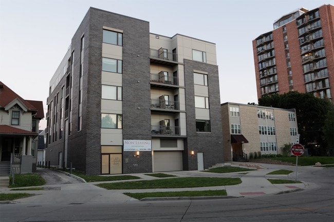 Building Photo - 1809 N Cambridge Ave