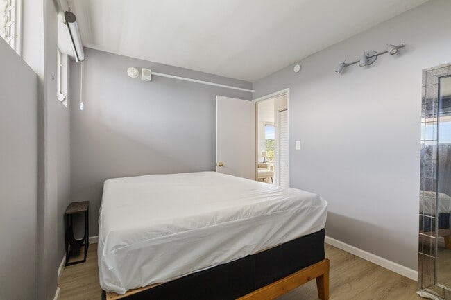 Building Photo - High floor, corner unit at Makiki Towers. Partially furnished, renovated 2-bedroom, 1.5 bathroom ...